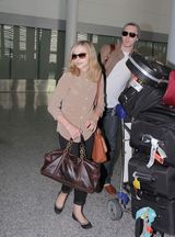 组图：科洛-莫瑞兹机场为粉丝签名 尽显大牌范儿