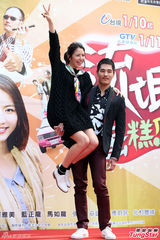 组图：长泽雅美遭熊抱 蓝正龙单手托女神耍帅