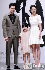 组图：宋智孝马尾白裙清秀亮相《天命》发布会