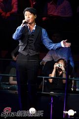 高清组图：黎明演唱会变换多套华服 乐基儿捧场观看