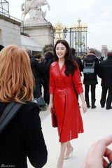 组图：张雨绮红装秀发刚柔并济被赞东方尤物