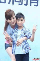 组图：谭咏麟想看霍汶希女儿 母亲节尽孝陪家人