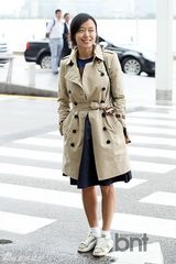 组图：全度妍启程赴伦敦看秀 风衣休闲装亲和