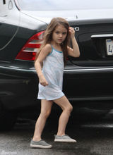 高清组图：4岁小苏瑞片场探望妈妈 衣着单薄