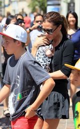 组图：贝克汉姆千金首曝光 小脸肉嘟嘟可爱至极