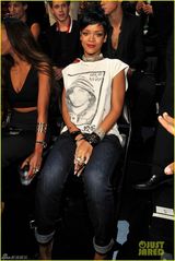 组图：蕾哈娜穿T恤随性 钻石项链抢眼