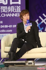 组图：刘若英白衬衫清新亮相 阿信优雅帅气