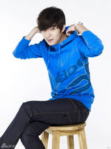 组图：李敏镐参与时装品牌设计展现休闲个性