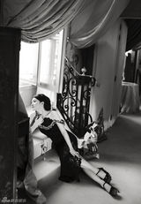 组图：许晴曝黑白冷艳写真 香肩半露演绎宫廷风