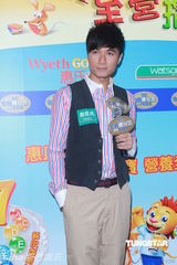 组图：古巨基“至fun至营擂台”与小朋友玩闹显童趣