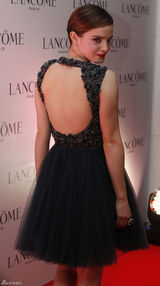 组图：艾玛-沃特森性感现身香港