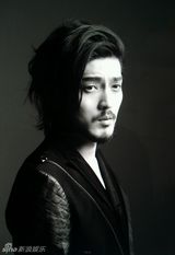 组图：森男隋咏良晒片场自拍 酷似苏志燮