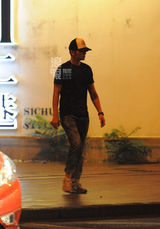 组图：李晨独自出门吃饭 衣着低调形单影只