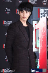 组图：元斌帅气出席化妆品牌新品发布会