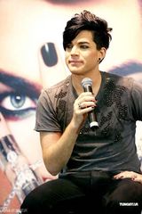 组图：《美偶》亚军兰伯特抵港 记者会穿唐装