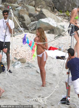 组图：三超模海边拍内衣大片 翘臀火辣撩人