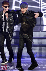 组图：首尔歌谣大赏 朴春甩掉鞋水晶露腹肌