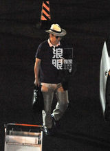 独家：陈凯歌陈红随性打扮恩爱回京