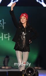 组图：韩歌手Se7en慈善开唱 河智苑2NE1任嘉宾