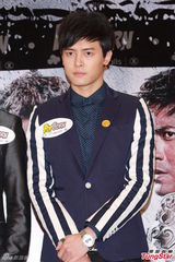 组图：周渝民吴尊出席宣传 手持兵器摆造型