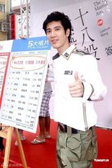 组图：王力宏画龙点睛庆功 歌迷扮织女求爱 