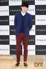 组图：李钟硕出席签名会 嘟嘴捂脸可爱娇羞