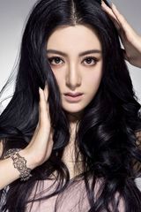 组图：陈廷嘉冷艳魅惑展女王气场