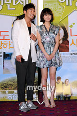 组图：韩片《爱情万岁》媒体试映 许俊锡柳惠英出席