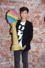 组图：何韵诗帅气亮相开心入围金马奖