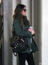 组图：梅根-福克斯挺大肚现身 爱子叼奶嘴萌呆