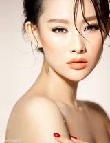 组图：李昕岳如出水芙蓉 淡定眼神突显女王气场