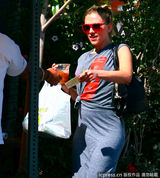 组图：斯嘉丽-约翰逊紧身长裙秀凹凸身材