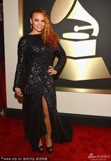 组图：女歌手费丝伊凡泡面卷发黑裙微笑