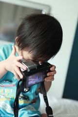 组图：微镜头下的小小志 呆萌可爱完胜童颜老爸