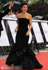 组图：金熙爱亮相百想红毯 曳地镂花黑裙高雅