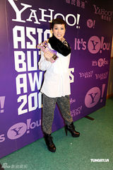 幻灯：众艺人获“网络搜寻人气大奖” 靓丽出席活动