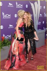 组图：米兰达笑傲乡村奖 泰勒携帅大叔献唱