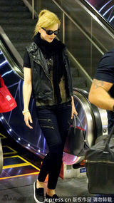 组图：基德曼全黑装扮亮相 墨镜遮面潮味足