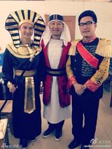 组图：电影《爸爸》曝花絮照 萌宝喂小动物有爱