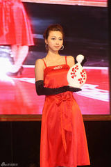 高清图：黄奕主持慈善拍卖  奕动基金筹大量善款