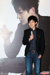 组图：混血魔术师Yif秀法式接吻为新书造势