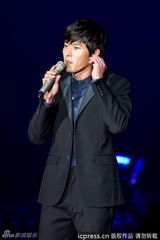 高清组图：玄彬上海开唱 与粉丝合影自拍乐陶陶
