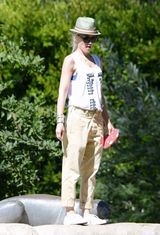 组图：酷妈格温-斯蒂芬妮带儿子公园玩耍