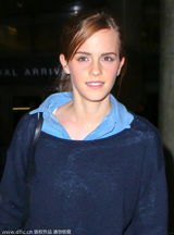 组图：艾玛学院装亮相 领口大开露性感锁骨