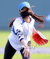 组图：韩滑冰公主金妍儿为棒球赛开球 展露灿烂笑容