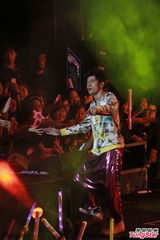 组图：周杰伦开个唱大秀人鱼线 张智霖同台助阵