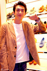 组图：林更新阳光帅气亮相活动 粉丝众多引现场混乱