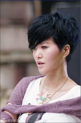 组图：谭维维《我是怎么了》花絮 造型时尚场景梦幻