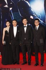 组图：钱嘉乐携爱妻现身 汤盈盈黑裙大气