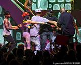 组图：麻辣鸡个唱粉丝强行上台 与保镖激烈扭打